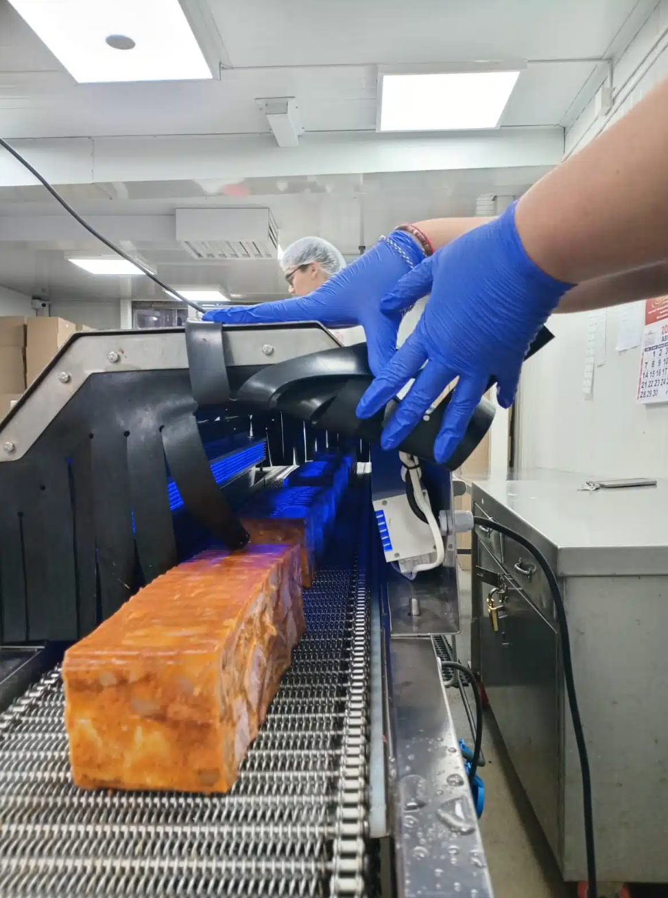 Cecina irradiada con UV-C en la sala de envasado de Cecinas Don Pascual