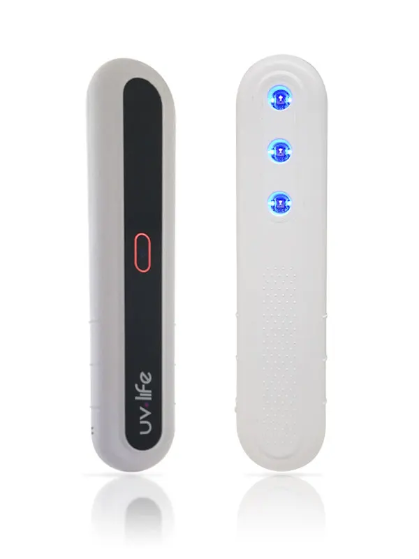 Stick de desinfección portátil UV-Life aplicando luz ultravioleta sobre un objeto
