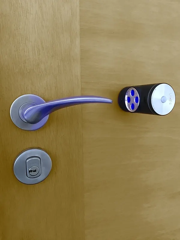 UVC Door de UV-Life para desinfección de manillas de puerta