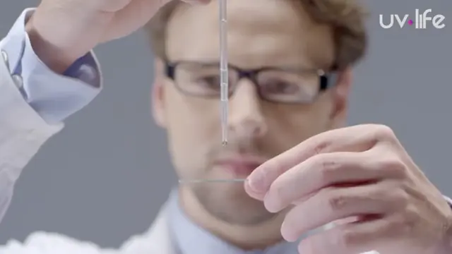 Miniatura del video UV-Life: científico validando la eficacia de la luz UV-C en laboratorio